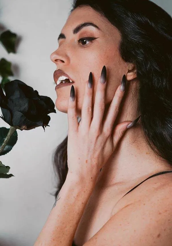 Vamp | PRESS ON NAILS